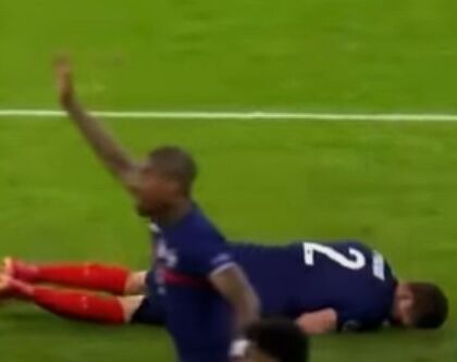 Bene con Eriksen, male con Pavard: lasciato in campo con una commozione cerebrale (VIDEO)
