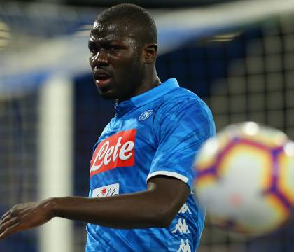 Il Napoli paga stipendi da ricchi, perciò i calciatori vogliono restare