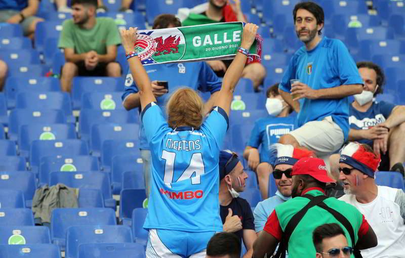 Italia-Galles, spunta la maglia di Mertens. show dei tifosi sugli spalti