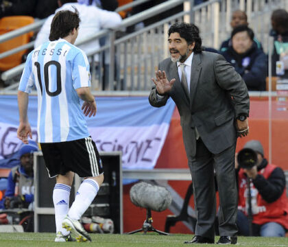 Quando Maradona suggerì a Messi come calciare le punizioni: «Non togliere subito il piede»
