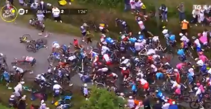 Tour de France, ricercata in tutta la Francia la donna che ha causato l’incidente con il cartello