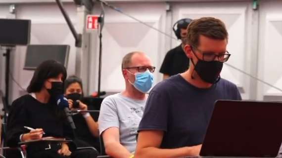 VIDEO – Lady Mertens si traveste da giornalista: esilarante scherzo a Dries in conferenza