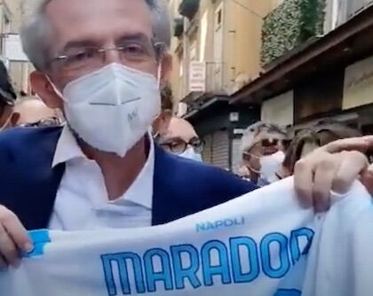 Vi è piaciuta Napoli macchietta? E mo tenetevi le polemiche su Manfredi juventino
