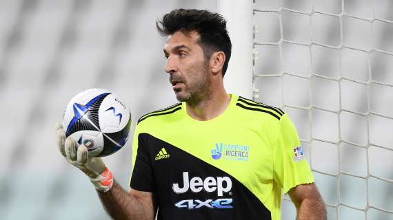 Buffon annuncia: “Ho deciso, continuerò a giocare e non andrò a fare il secondo”