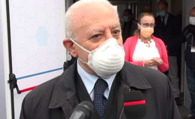 De Luca: “Dal 21 giugno Campania in zona bianca”. Poi il chiarimento su Astrazeneca