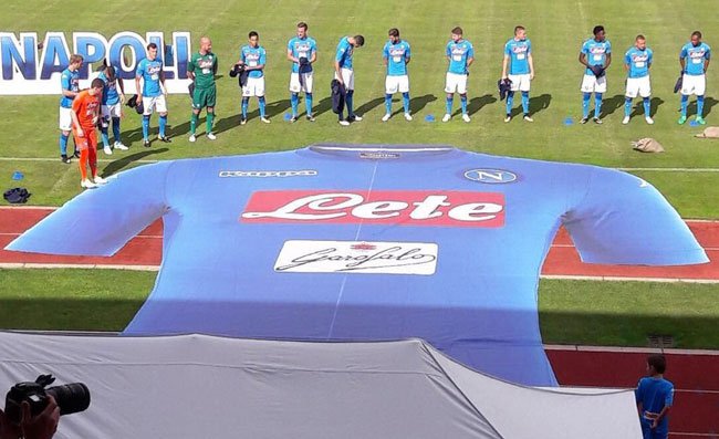 Maglie Napoli, circola una voce: “Accordo con Armani e Onis Swiss. Acconto di 300mila euro”