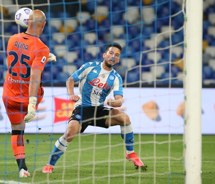 Gazzetta: Napoli, l’operazione alla spalla toglie Mertens dal mercato