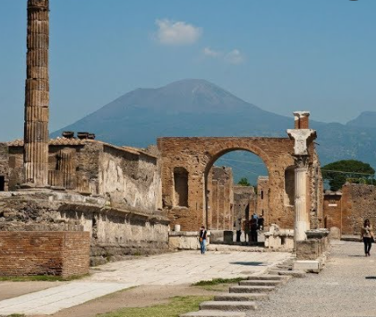 Il Fatto sugli Scavi di Pompei: metà delle domus chiuse, manca il personale, comunicazione inadeguata
