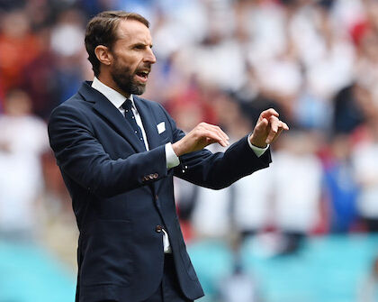 La Federcalcio inglese ha ricevuto 30 mila euro di multa per il comportamento dei tifosi contro la Danimarca