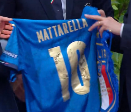 La Nazionale regala la maglia numero 10 a Mattarella, Insigne scherza: «Ma quella è la mia!»