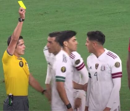 Lozano a terra, svenuto, l’arbitro ha fatto giocare e ha ammonito chi protestava  (VIDEO)