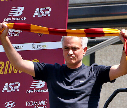 Roma, Mourinho fa installare un maxischermo in campo e pannelli giganti per blindare Trigoria 
