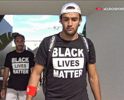 Torna la foto di Berrettini con la maglia Black Lives Matter