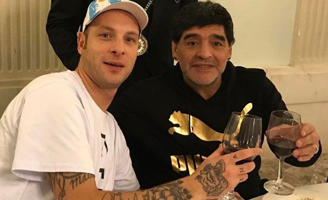 Clementino mantiene la promessa: si è fatto tatuare “‘O Tir’ a Gir'”! (FOTO)
