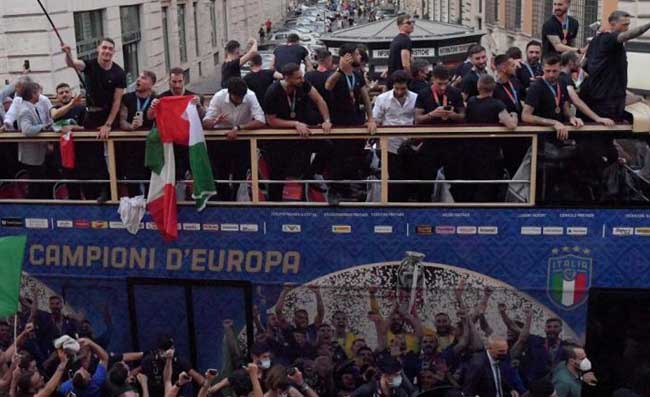 L’Oms sui festeggiamenti per l’Italia campione: “Devastante contagio in diretta tv”