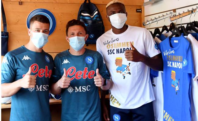 Tifosi a Osimhen: “Fai 30 gol!”, siparietto Mario Rui: regala il suo autografo all’attaccante (FOTO)