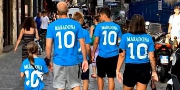 Famiglia con la maglia di Maradona a Napoli: la foto diventa virale