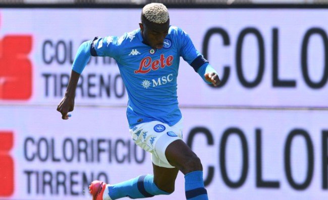 Osimhen, niente multa dopo l’espulsione: il Napoli vara un severo regolamento interno