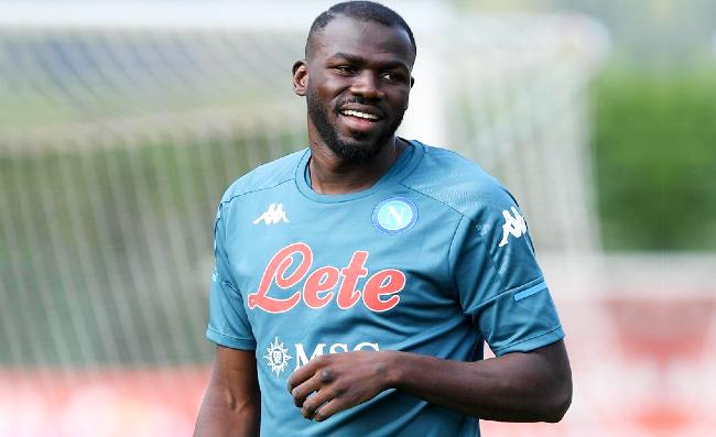 Koulibaly in giro per Napoli su una vecchia 500 azzurra! Applausi per Kalidou (FOTO)