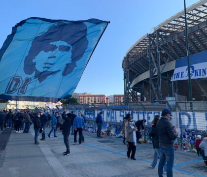 La campagna elettorale inseguendo l’unico vero uomo politico di Napoli: Maradona