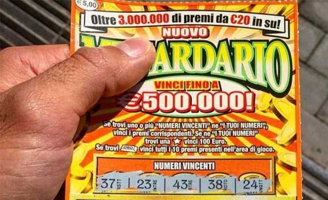 Ironia dal web: “Napoli, ecco chi ha sposato la signora del Gratta e vinci” (FOTO)