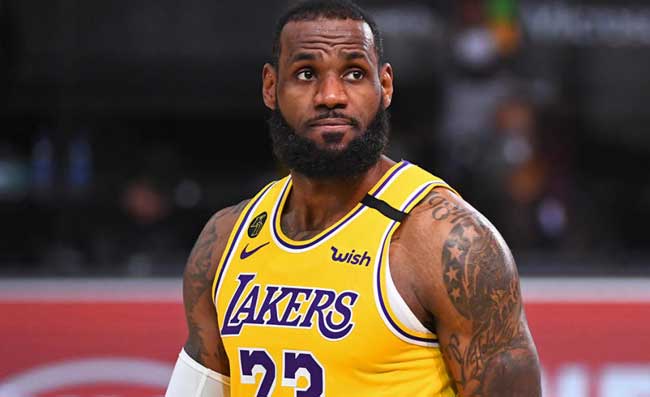 LeBron James a Ischia, l’americano risponde al coro dei fan! Folla in visibilio (VIDEO)