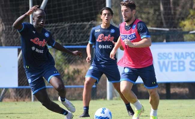 “Mistero” a Castel Volturno, chi è quel calciatore vicino a Mertens?