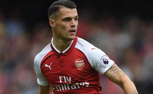 Xhaka positivo al Covid, Mourinho si raccomanda sui social: “Get the jab”