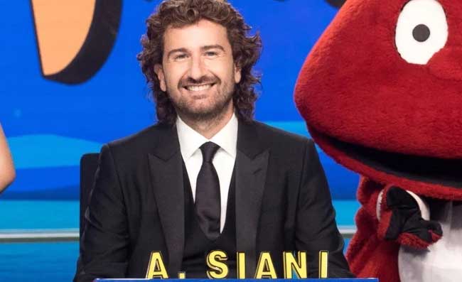 Striscia la Notizia, la battuta di Siani sul rincaro di luce e gas spopola in rete