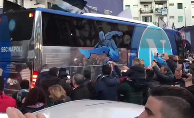 Il Napoli arriva a Cava de’ Tirreni, centinaia di tifosi azzurri accolgono la squadra. Koulibaly filma tutto (VIDEO)