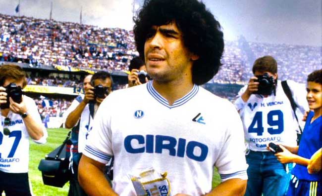 Maradona girava per Napoli in Panda. Sorrentino: “Lo vidi e si fermò il mondo”