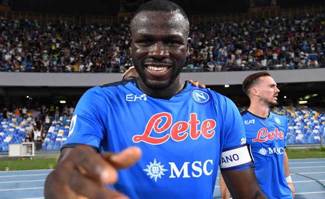Napoli, striscione dei tifosi per Koulibaly: “Simme tutt’africani nuje napulitani”