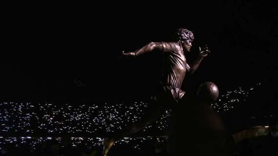 FOTO – Atmosfera da brividi al Maradona: scoperta la statua di Diego