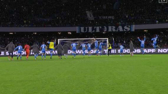 FOTO – Grande gioia al Maradona: la squadra festeggia sotto la Curva