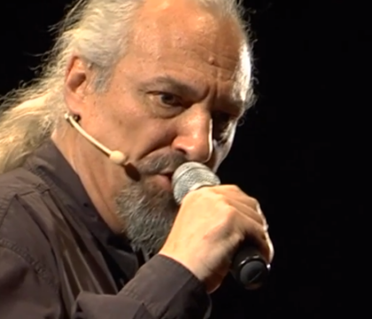 Finardi: «Sono metà americano, da piccolo mi chiamavano ‘benzinaro’. A mia madre dicevano ‘Torna al tuo paese’»