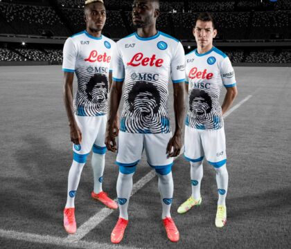 Inter-Napoli, partenopei in campo con la «Maradona game» bianca