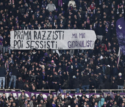 La curva della Fiorentina non si smentisce: “Prima razzisti, poi sessisti. Ma mai giornalisti”
