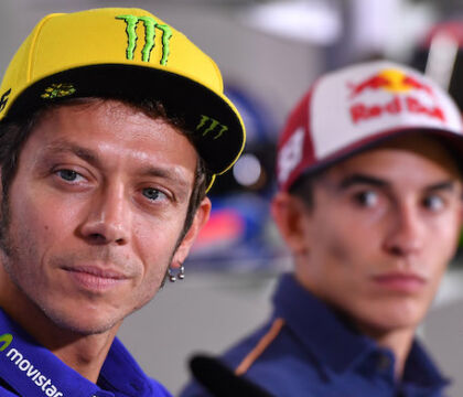 La memoria selettiva del Paìs: “Valentino Rossi quasi offuscò la sua carriera buttando fuori Marquez”