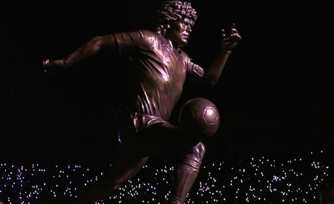 Maradona, svelata la statua. Brividi allo stadio: giochi di luce e cori dei tifosi (FOTO)