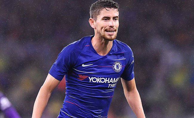 Jorginho torna al gol su rigore. Tifosi italiani furiosi: “Dovevi segnare contro la Svizzera!”