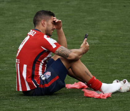 Atletico Madrid, Simeone sostituisce Suarez, che non la prende bene: «Pezzo di m…., sempre uguale»