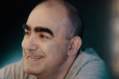 Elio: «Giocavo a baseball in mezzo ai tossicodipendenti coi guantoni da sci e i bastoni come mazze»