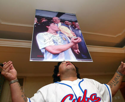 Il Napoli ha detto no a Dalma Maradona, non può girare allo stadio perché il Napoli farà la serie sul club