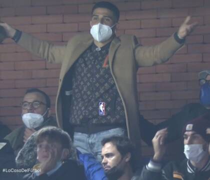 Insigne meglio in campo che col cappotto cammello da maxiprocesso. Petagna invece…