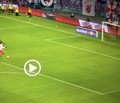 L’incredibile gol sbagliato a porta vuota da André Silva col Lipsia (VIDEO)