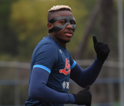 Osimhen si prepara a tornare in campo: allenamento a Castel Volturno con la maschera protettiva