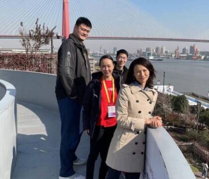 Riappare la tennista Peng Shuai, in un video con l’icona cinese del basket Yao Ming