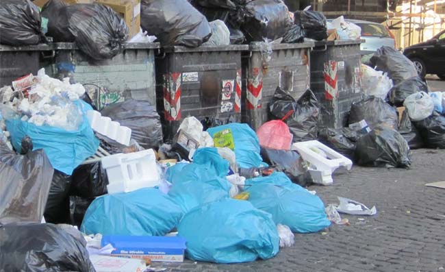 Napoli, cumuli di immondizia in alcuni quartieri: “Chiamate Alberto Angela”
