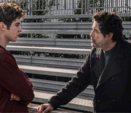“Un professore”, la serie che parla del nodo scoperto della società: la scuola superiore