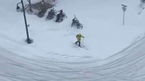 Clamoroso a Toronto. tempesta di neve blocca la città, in strada si cammina con gli sci